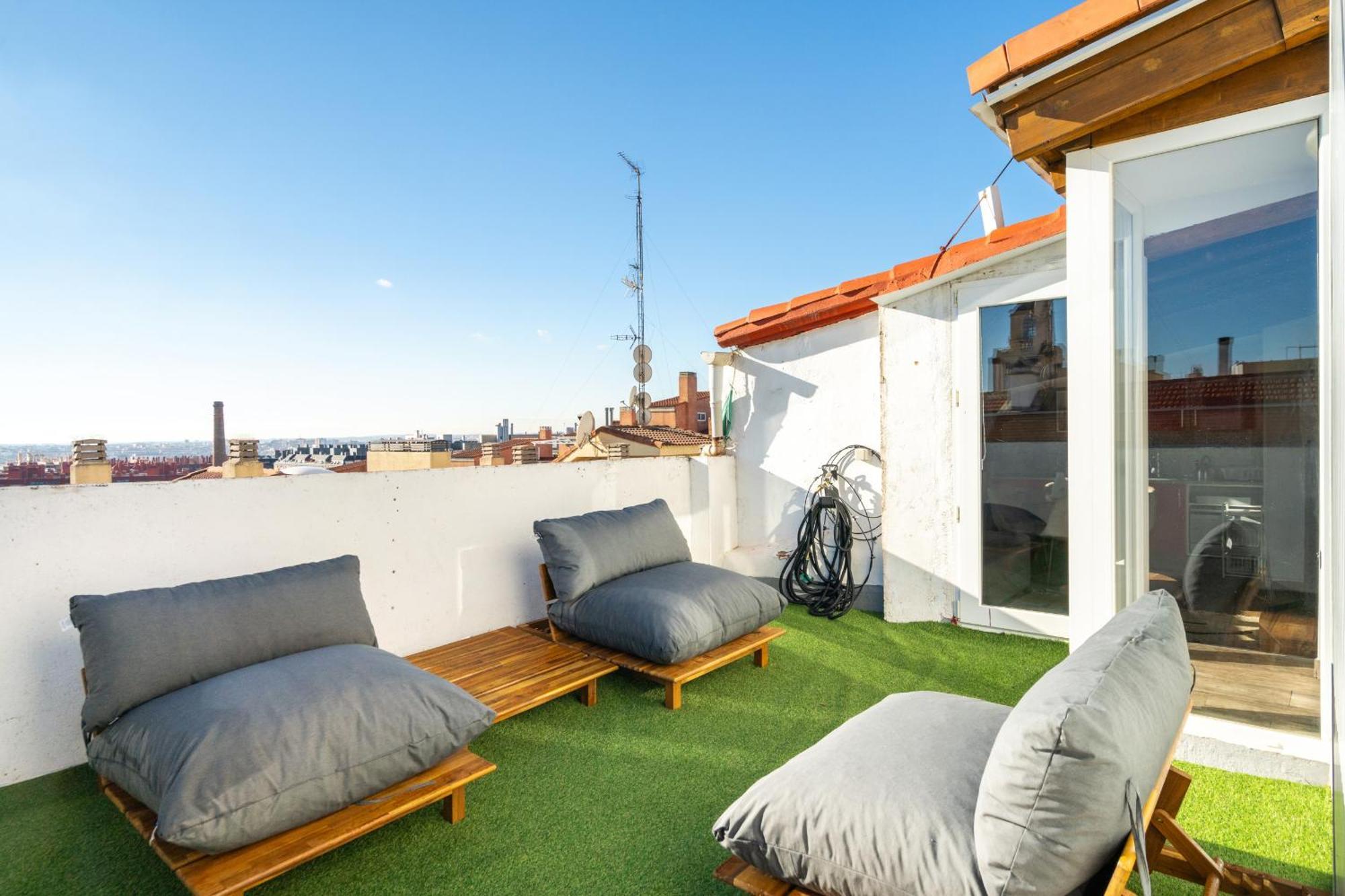 Atico Con Terraza En Lavapies Alquiler Temporal Leilighet Madrid Eksteriør bilde
