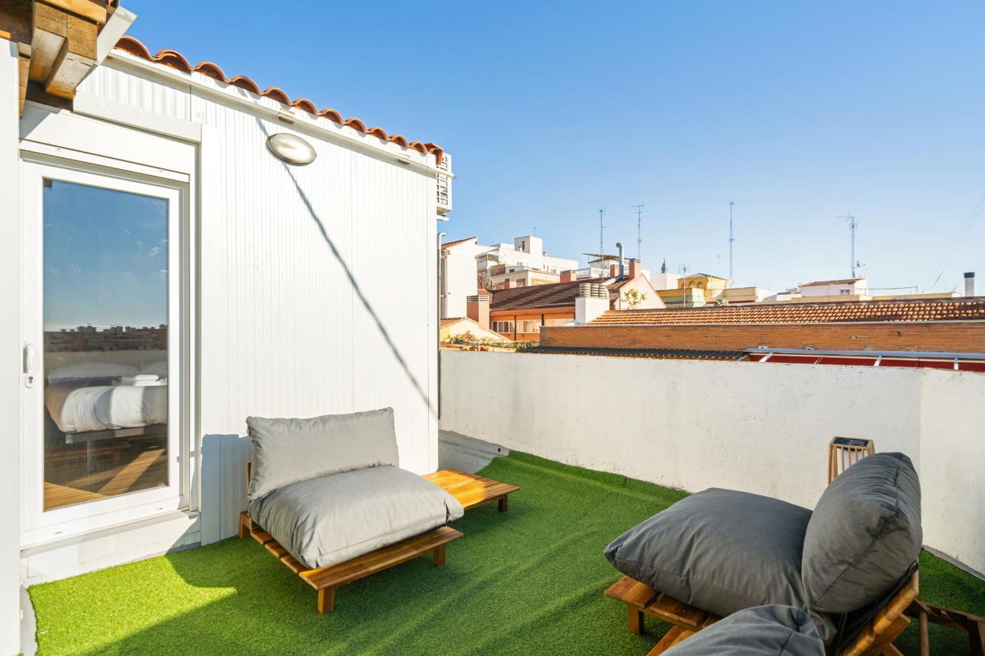 Atico Con Terraza En Lavapies Alquiler Temporal Leilighet Madrid Eksteriør bilde